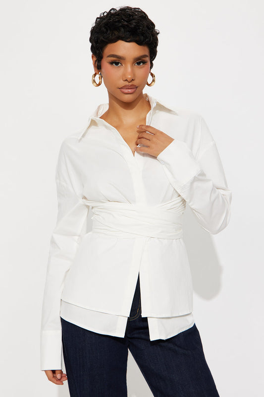 חולצת פופלין לבנה עם עיצוב קריס-קרוס מלפנים – LUXORA™