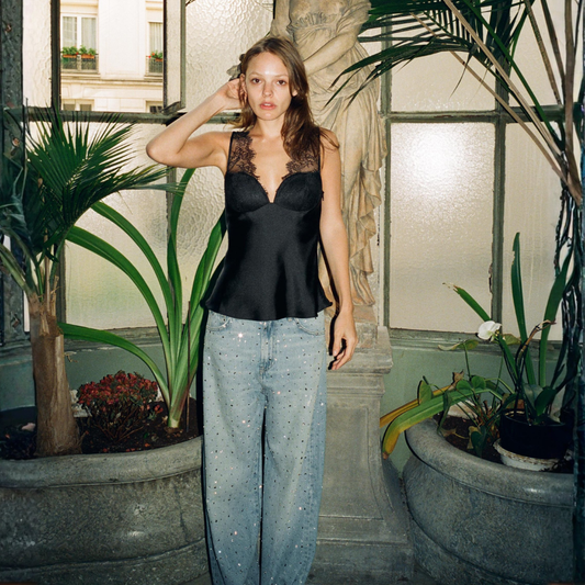 טופ סאטן ELARA™ עם תחרה