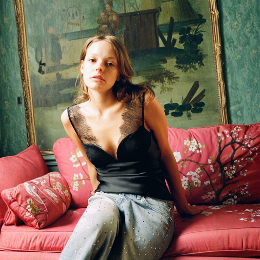 טופ סאטן ELARA™ עם תחרה