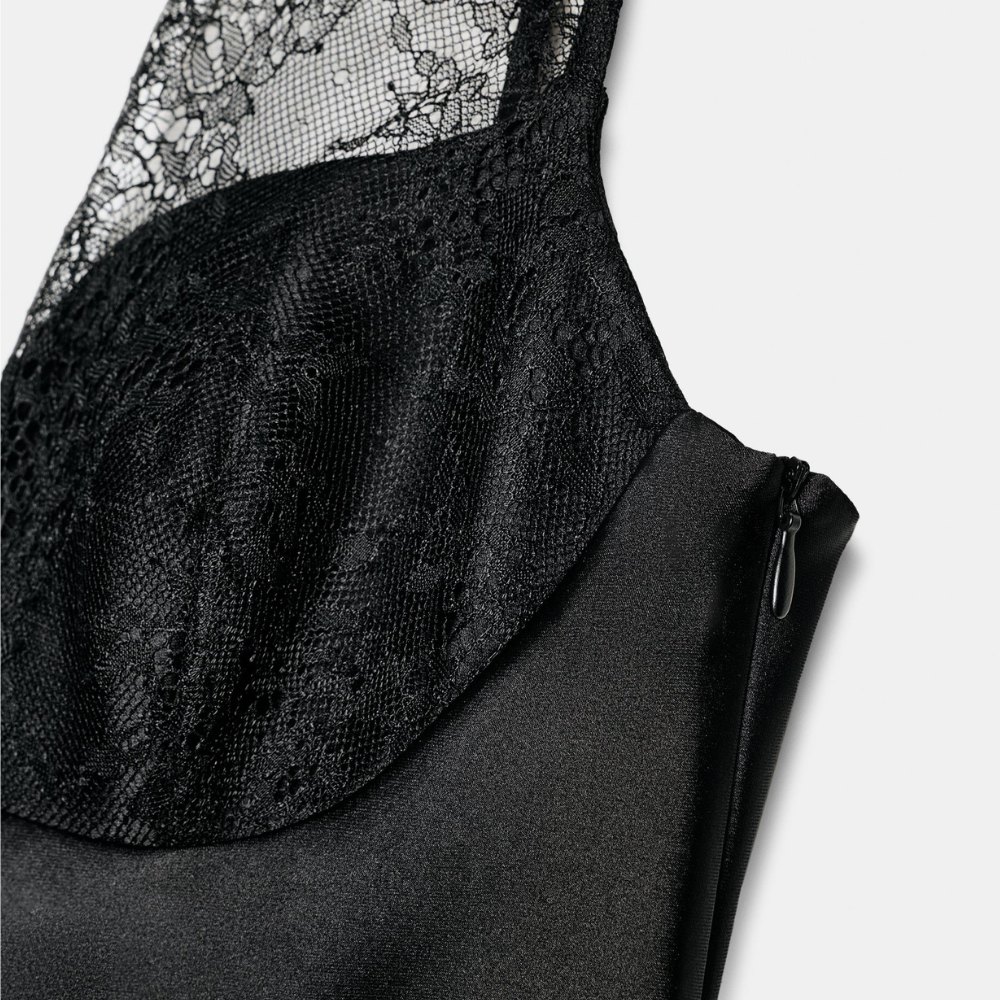 טופ סאטן ELARA™ עם תחרה