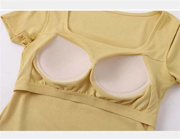 חזייה מובנית NOVAFIT™ עם צווארון מרובע ושרוולים קצרים