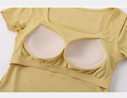 חזייה מובנית NOVAFIT™ עם צווארון מרובע ושרוולים קצרים